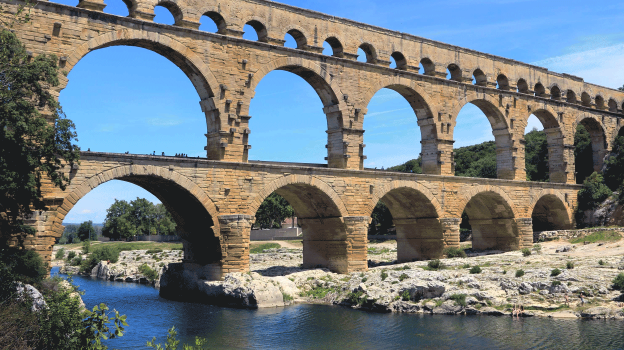 arch logo animates onto aquaduct photograph